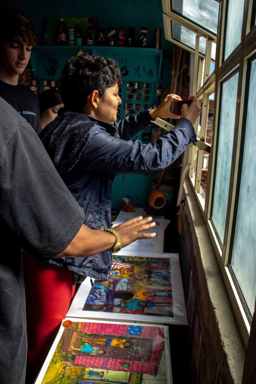 Grupo de estudantes observando arte e o território