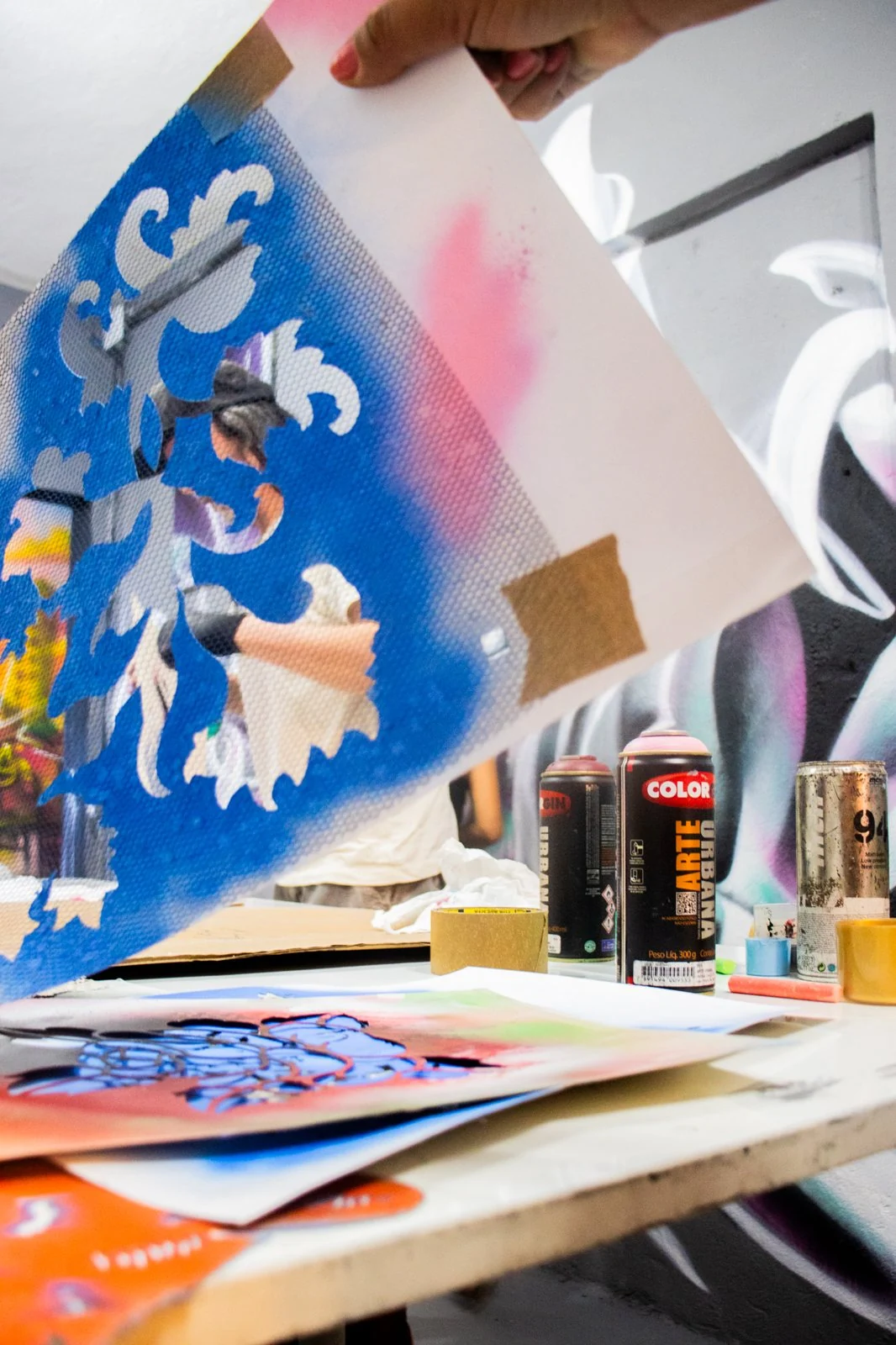 Artista apresenta um molde azul durante processo de criação