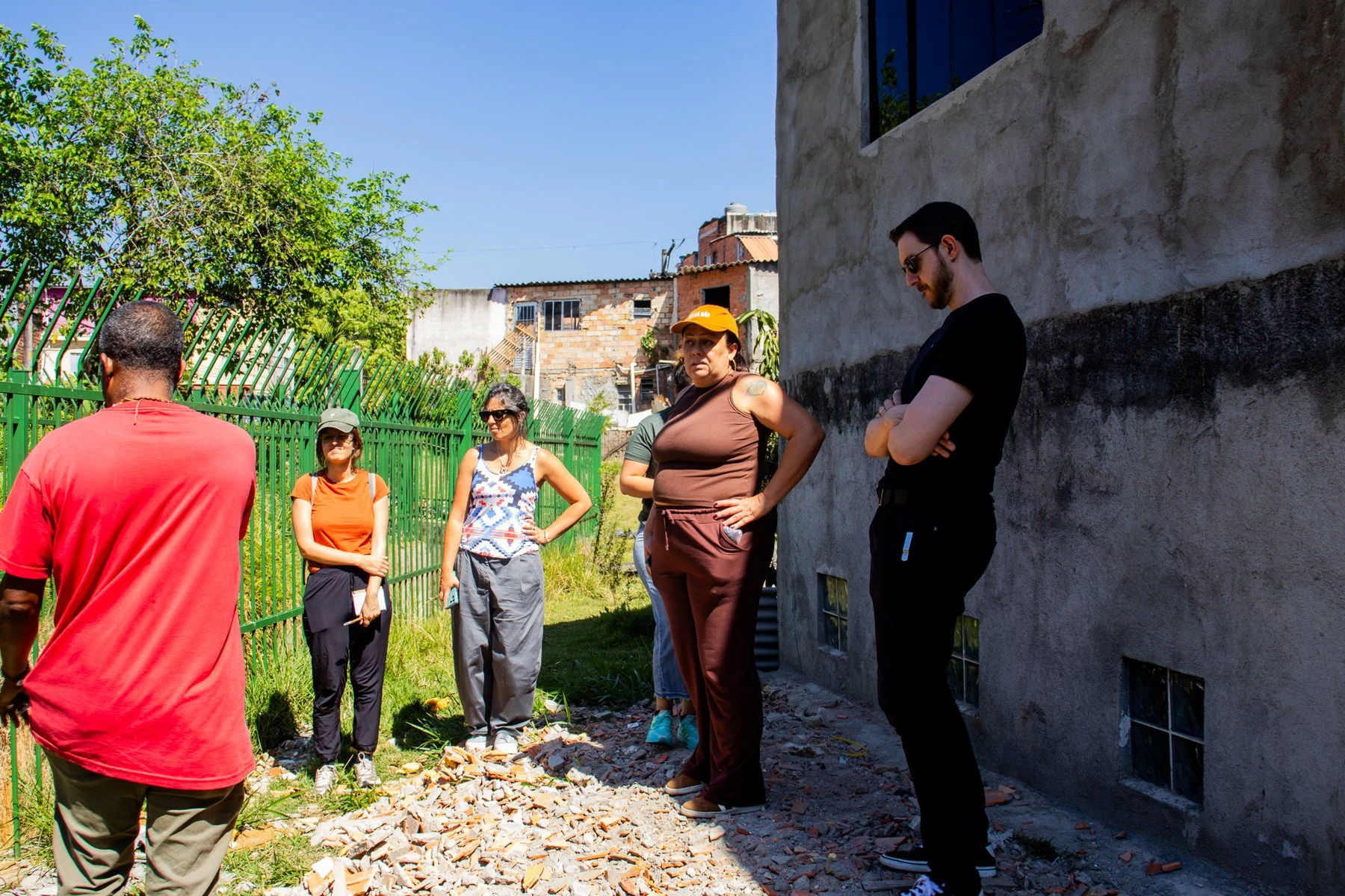 Grupo conversa com mediador ao ar livre durante a caminhada